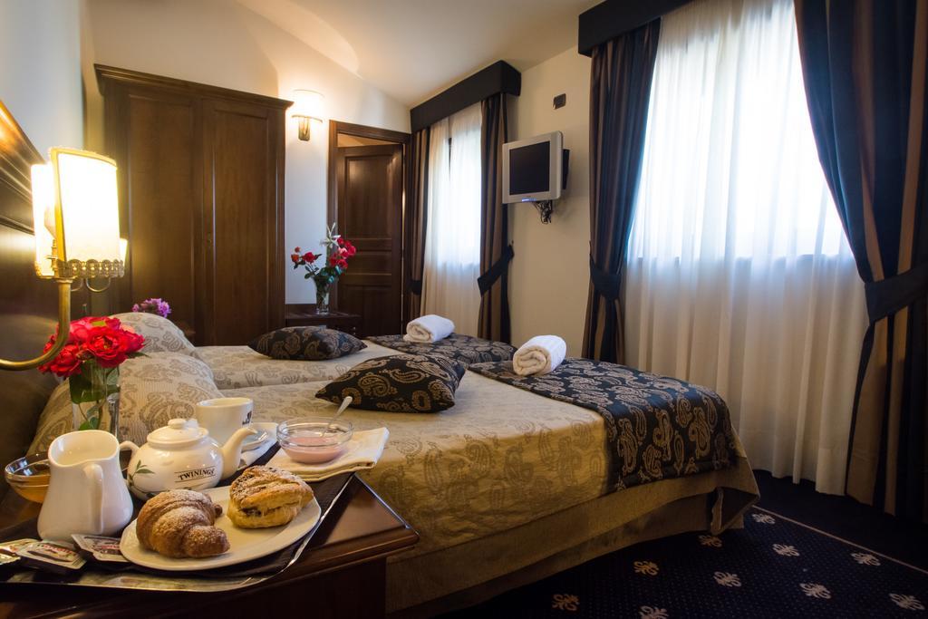 Antica Stazione Hotel Chiaramonte Gulfi Ruang foto