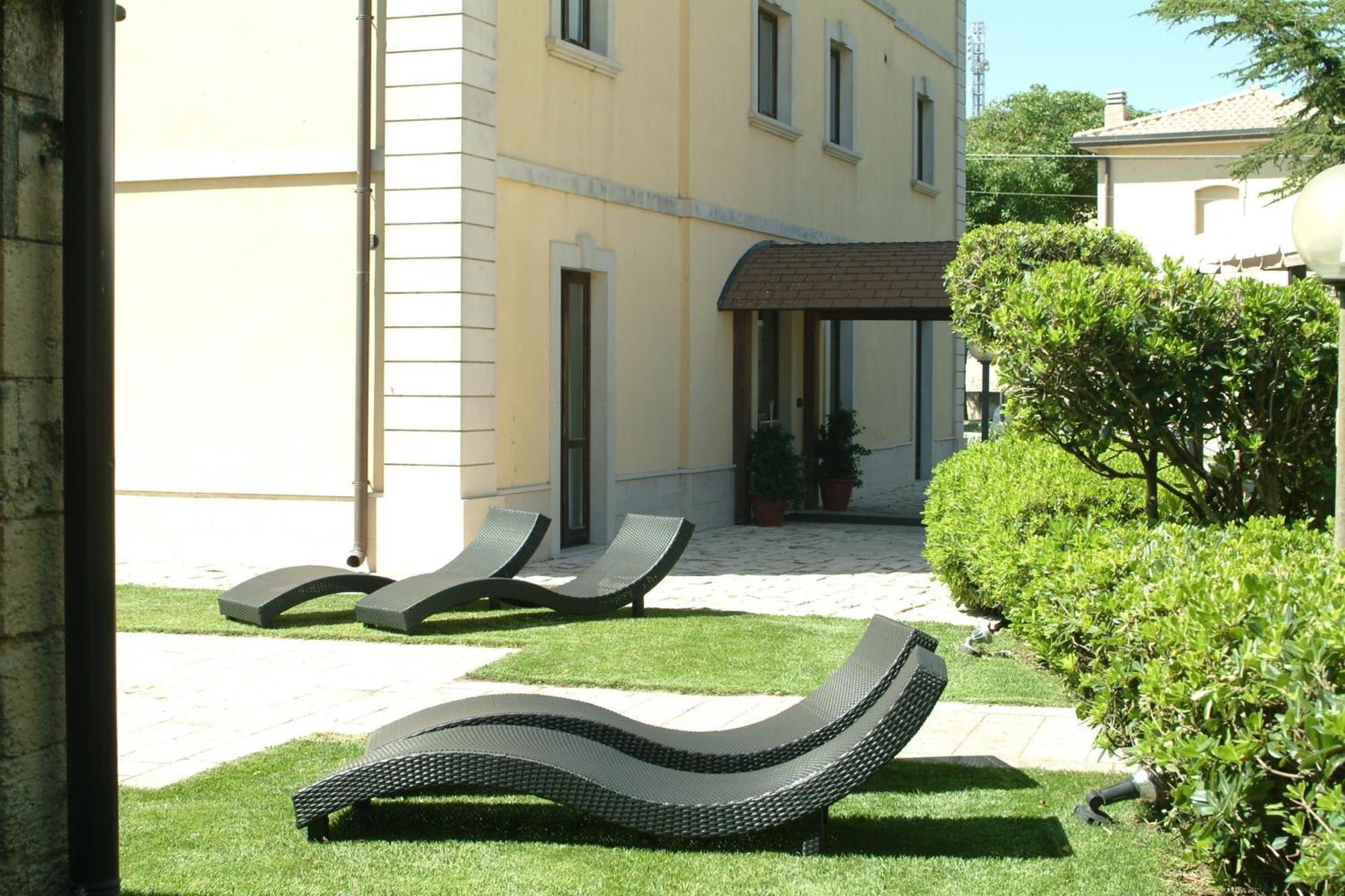 Antica Stazione Hotel Chiaramonte Gulfi Bagian luar foto